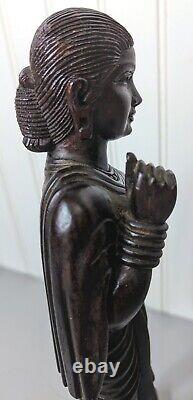 Statue ancienne en bois de palissandre finement sculptée à la main représentant une femme tribale.