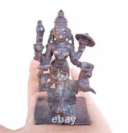 Statue ancienne en cuivre antique sculptée à la main de la déesse hindoue Durga des années 1750