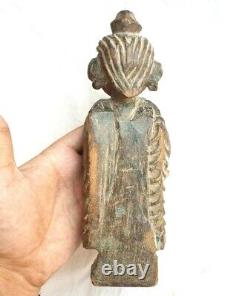 Statue antique en bois finement sculptée à la main d'une déesse datant des années 1800.