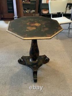 Table basculante à trois pieds ancienne très vieille peinte à la main de style vintage
