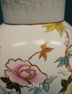 Vase en céramique peinte à la main de l'ère victorienne avec un motif floral ancien et vintage