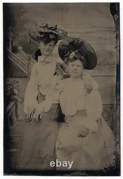 Vieille Vinture Antique Tintype Photo De Deux Grands Jeunes Girles D'entreprise