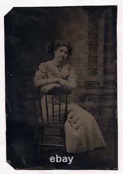 Vieille photo vintage antique en teinte de portrait d'une jolie jeune femme en turban.