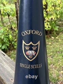 Vieilles embarcations en acier Oxford à une rame ancien barreur antique mégaphone vieux aviron universitaire