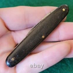 Vieux couteau de poche en corne avec stylo et breloque en mosaïque de pierre d'Autriche de style ancien.