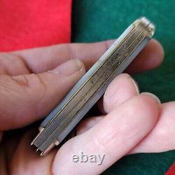 Vieux couteau de poche richement orné de perles de style ancien, vintage et antique avec une lame en forme de chien.
