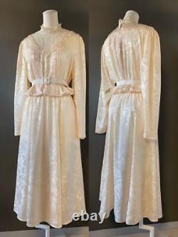 Vieux vêtements Robe en dentelle de soie des années 70 antique vintage USA