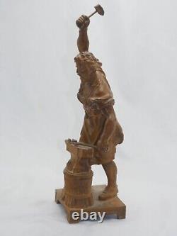 Vive la fortune ancienne statue vintage antique du forgeron avec un marteau en alliage métallique.